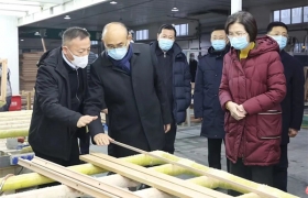 哈爾濱黑龍江省委書記許勤蒞臨哈爾濱閣韻窗業(yè)有限公司檢查指導(dǎo)工作